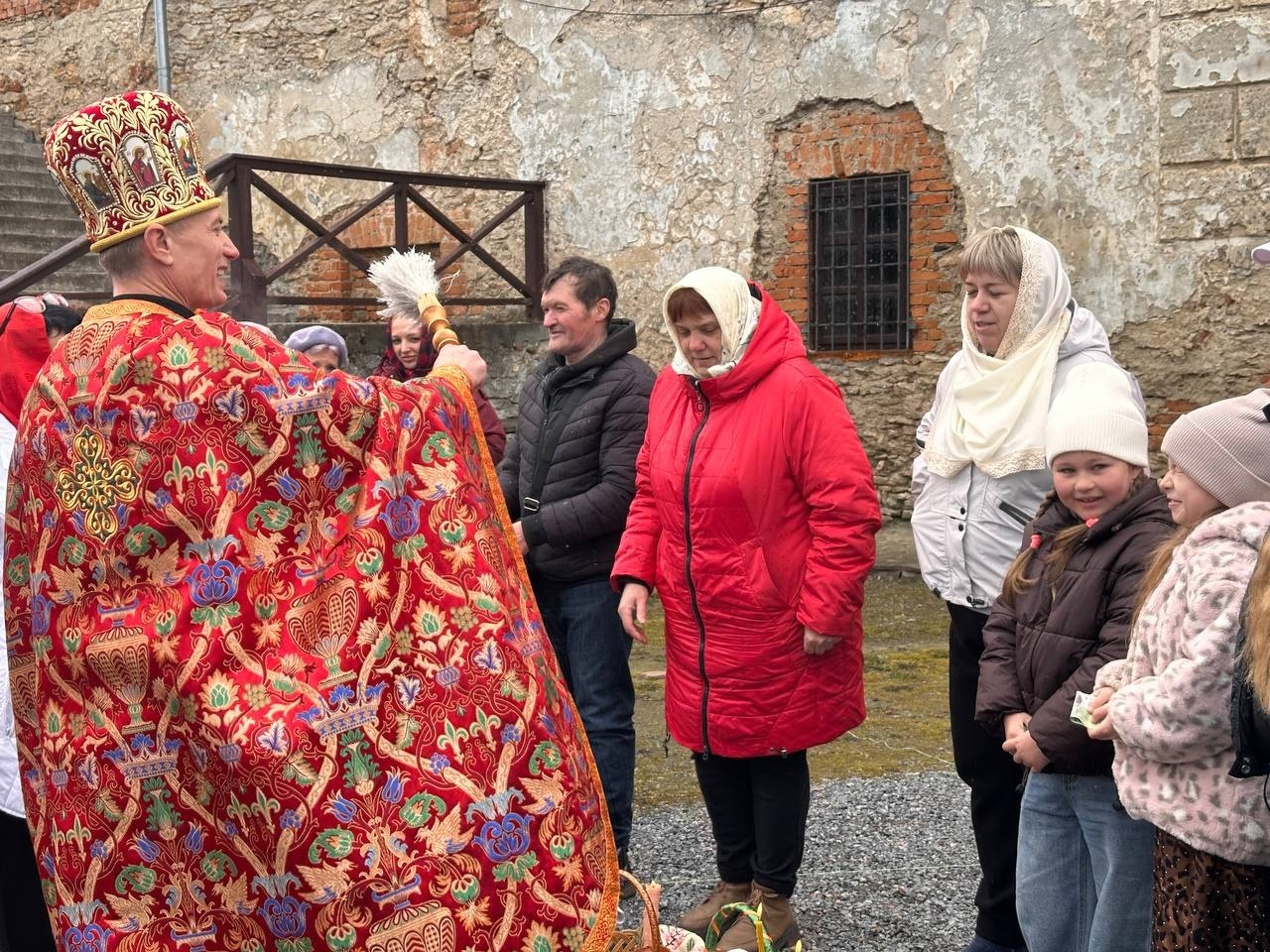 Світлий Великдень у Старокостянтинові: богослужіння, освячення кошиків і родини біля храмів міста