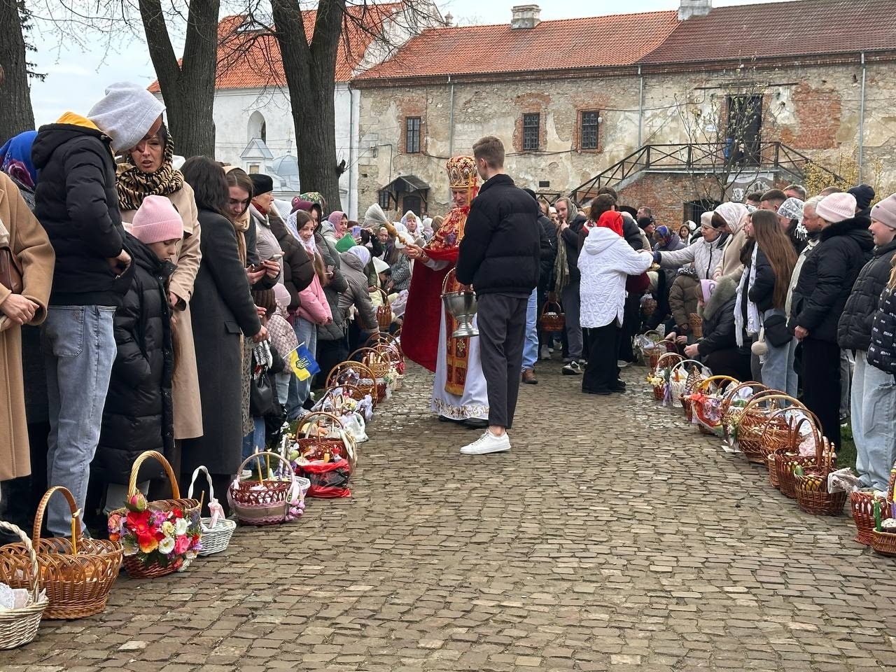 Світлий Великдень у Старокостянтинові: богослужіння, освячення кошиків і родини біля храмів міста