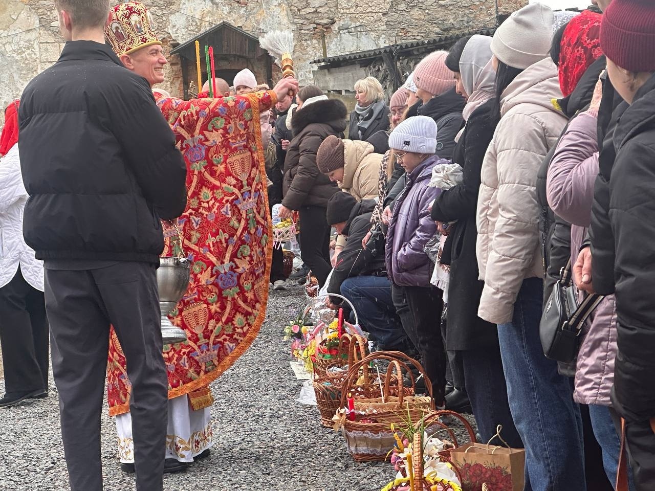 Світлий Великдень у Старокостянтинові: богослужіння, освячення кошиків і родини біля храмів міста