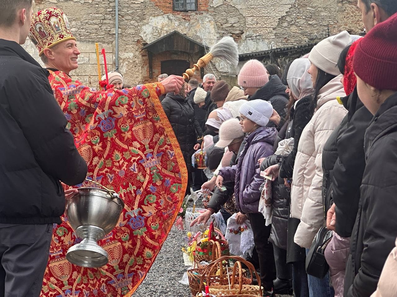 Світлий Великдень у Старокостянтинові: богослужіння, освячення кошиків і родини біля храмів міста