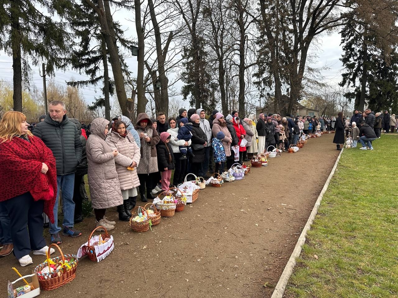 Світлий Великдень у Старокостянтинові: богослужіння, освячення кошиків і родини біля храмів міста