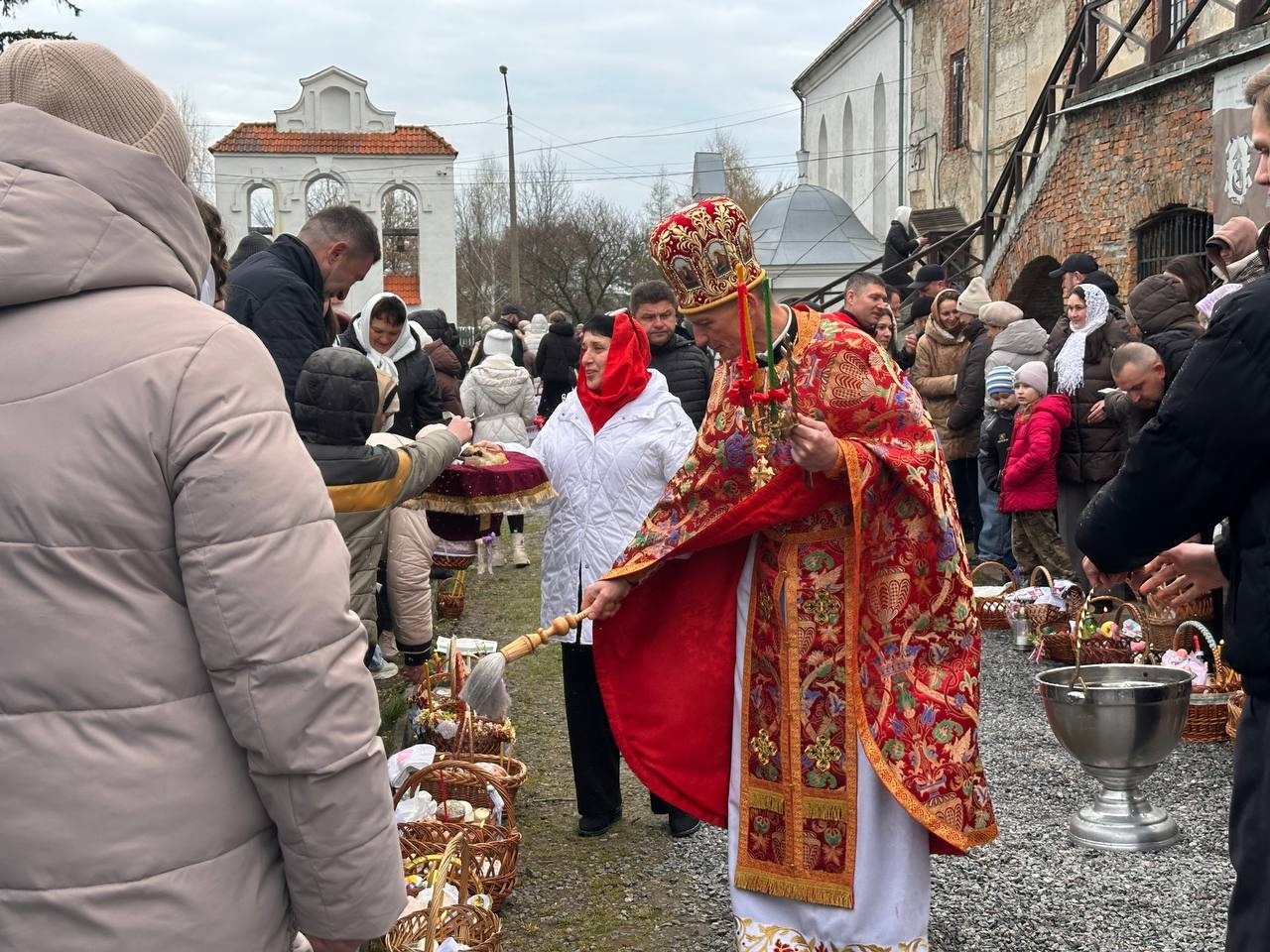 Світлий Великдень у Старокостянтинові: богослужіння, освячення кошиків і родини біля храмів міста