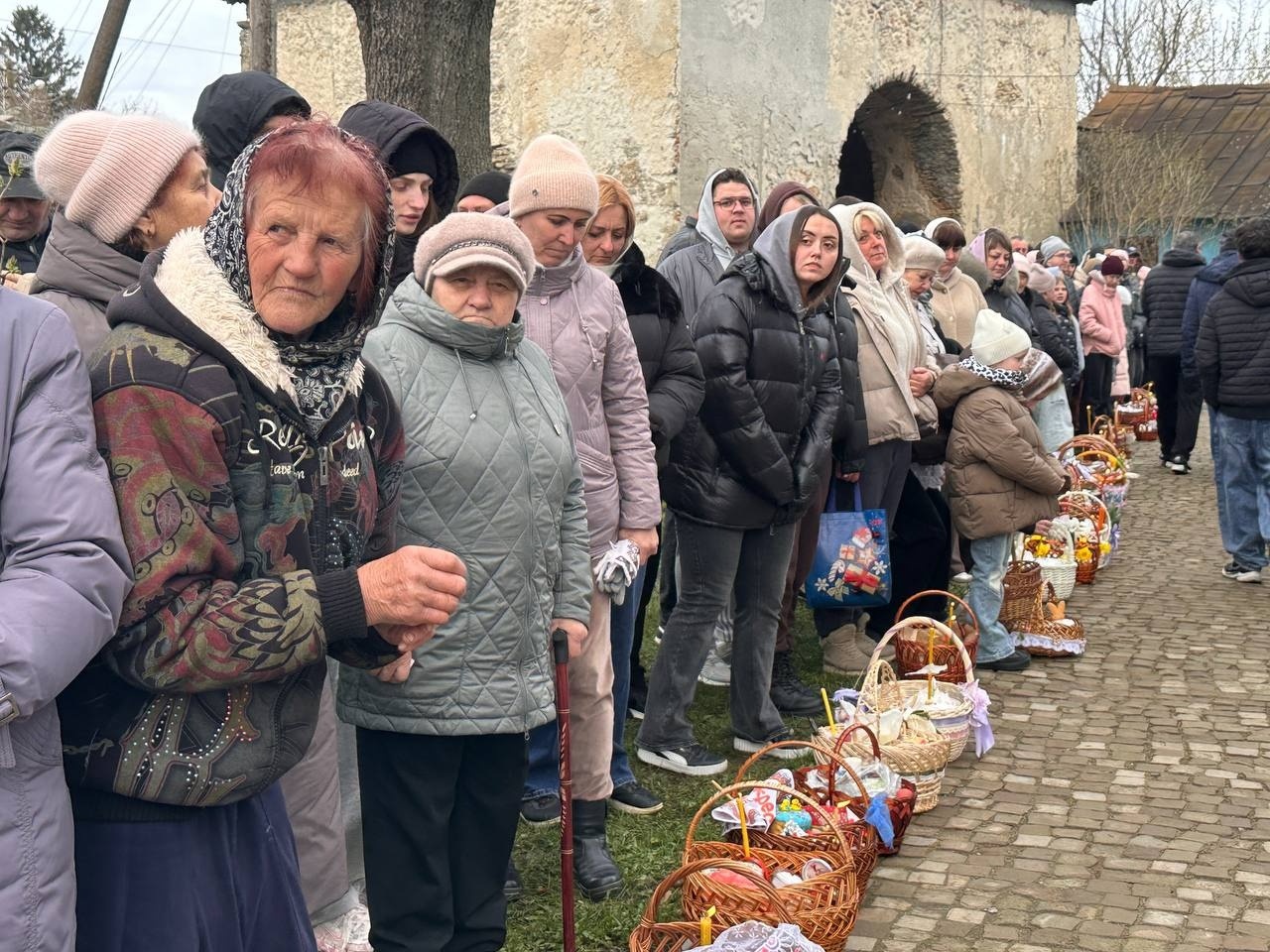 Світлий Великдень у Старокостянтинові: богослужіння, освячення кошиків і родини біля храмів міста