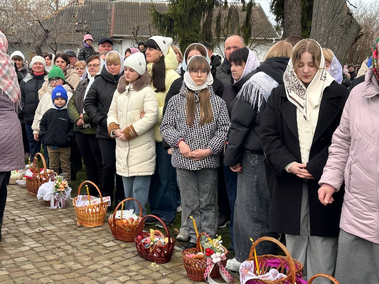 Світлий Великдень у Старокостянтинові: богослужіння, освячення кошиків і родини біля храмів міста
