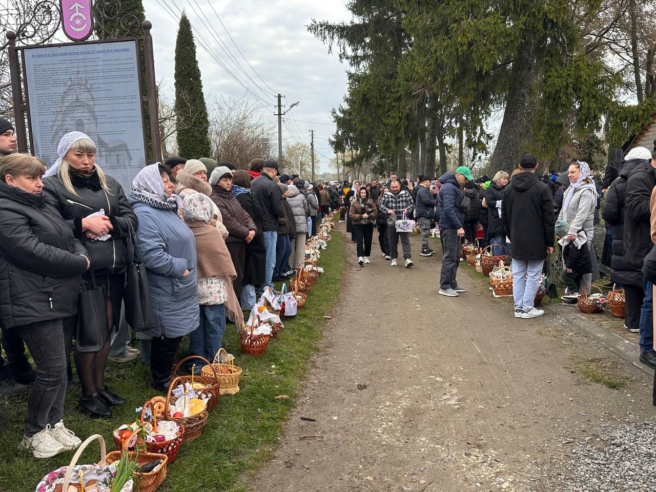 Світлий Великдень у Старокостянтинові: богослужіння, освячення кошиків і родини біля храмів міста