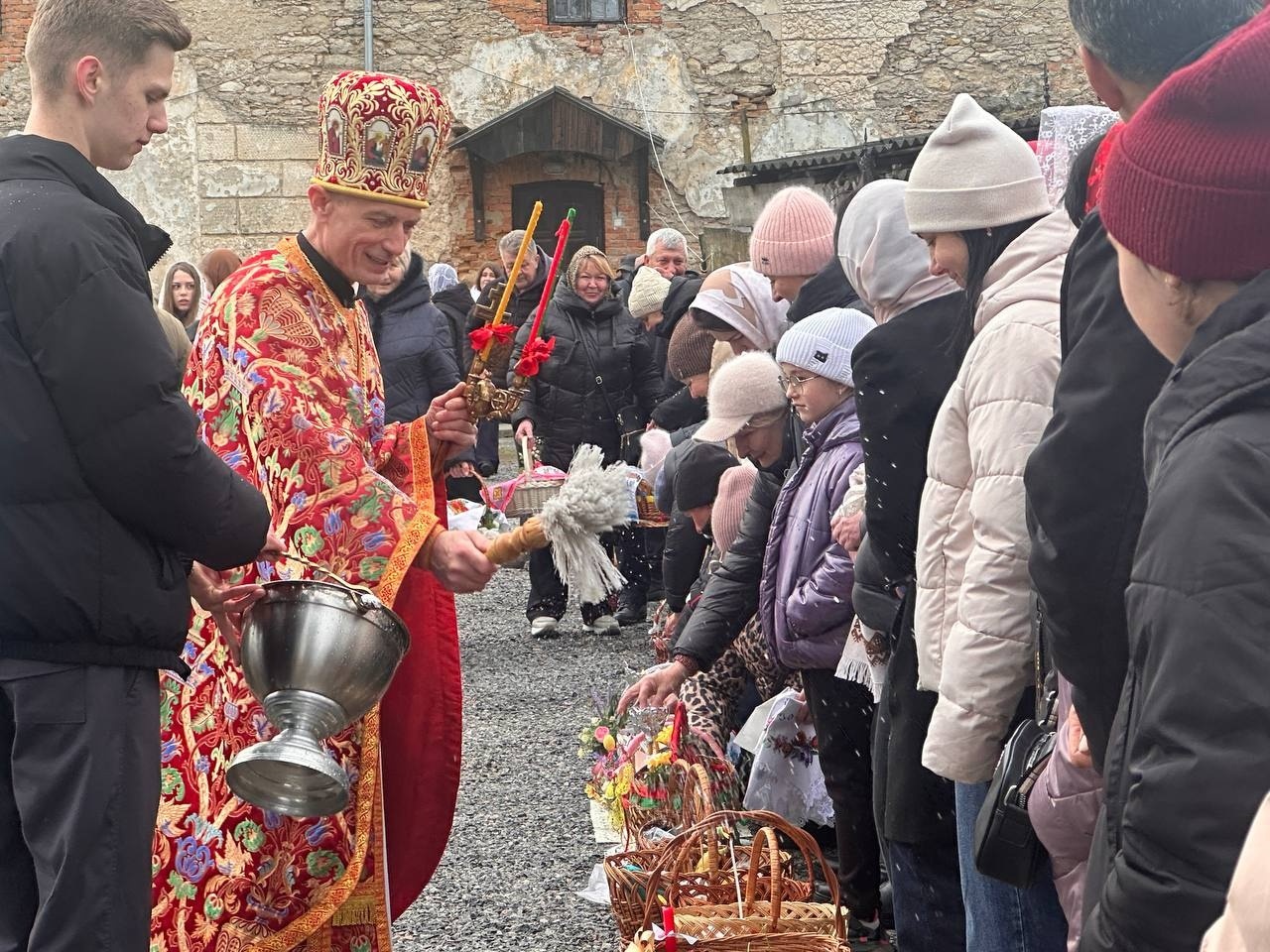 Світлий Великдень у Старокостянтинові: богослужіння, освячення кошиків і родини біля храмів міста