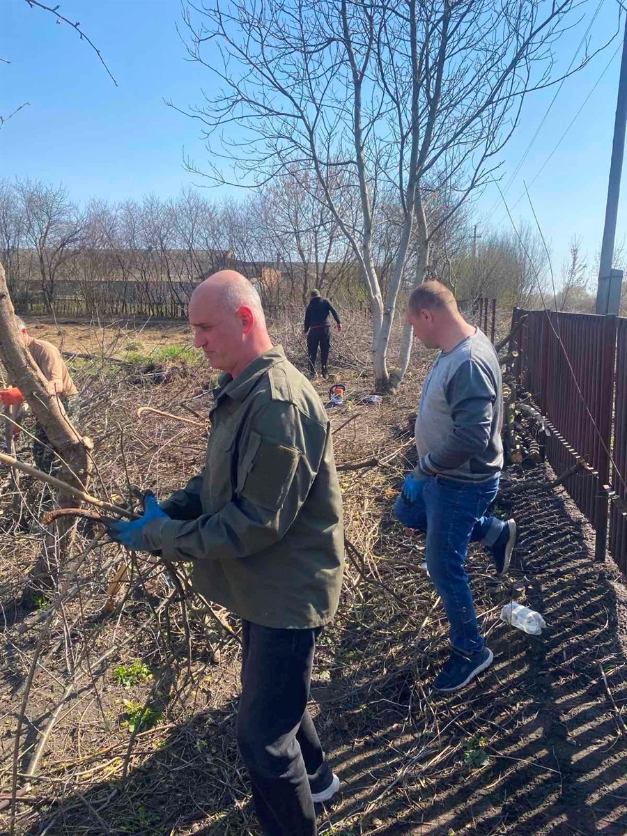 День благоустрою: комунальники та працівники міськради вийшли на прибирання