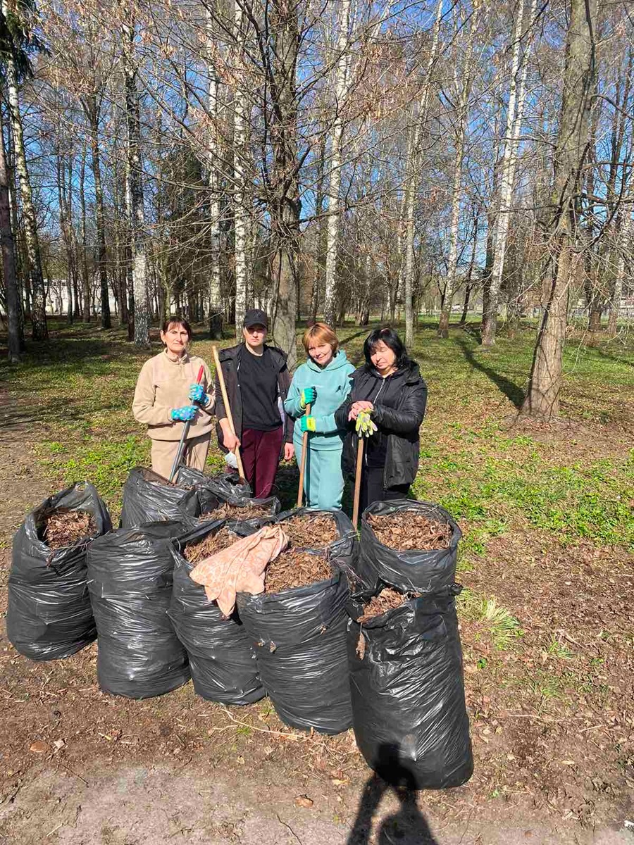 День благоустрою: комунальники та працівники міськради вийшли на прибирання