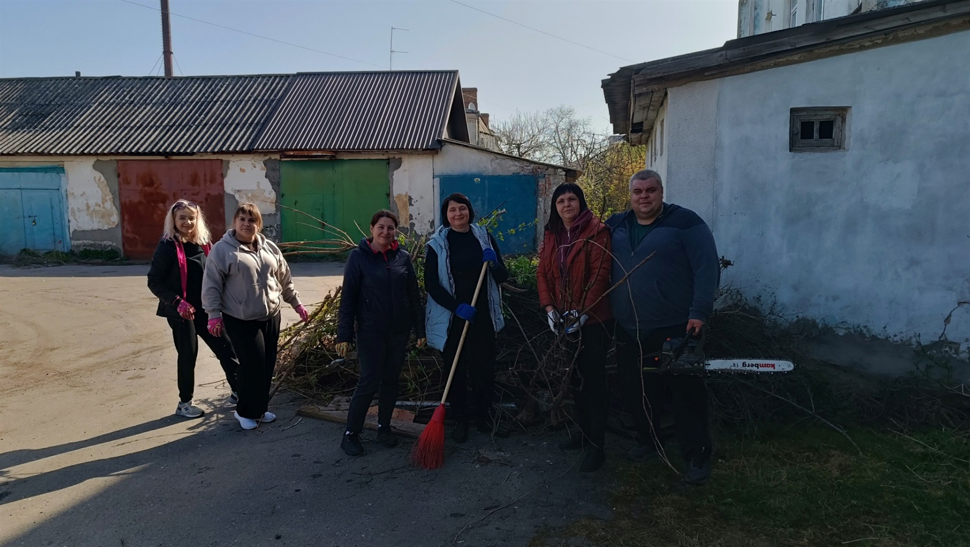 День благоустрою: комунальники та працівники міськради вийшли на прибирання