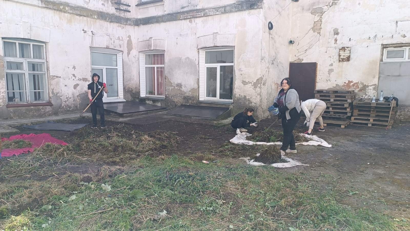 День благоустрою: комунальники та працівники міськради вийшли на прибирання