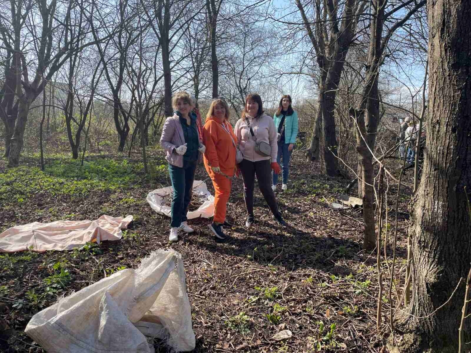 День благоустрою: комунальники та працівники міськради вийшли на прибирання