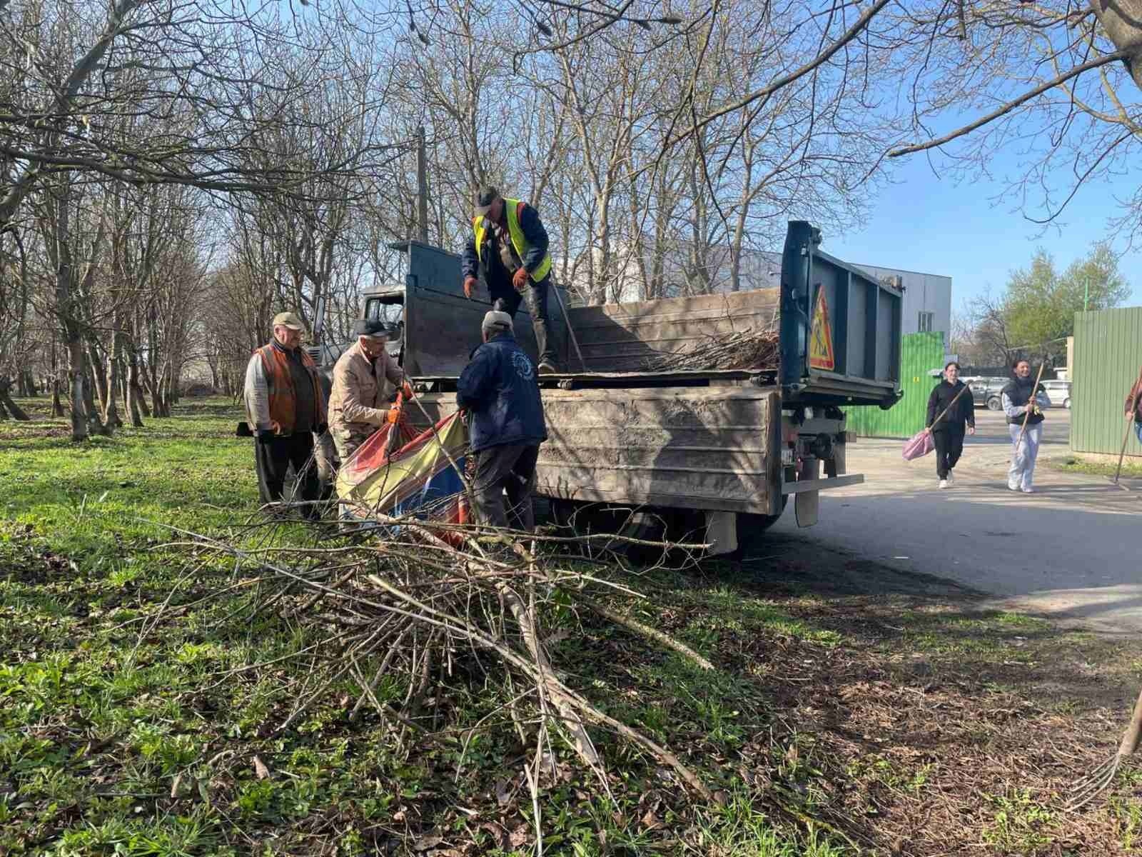 День благоустрою: комунальники та працівники міськради вийшли на прибирання