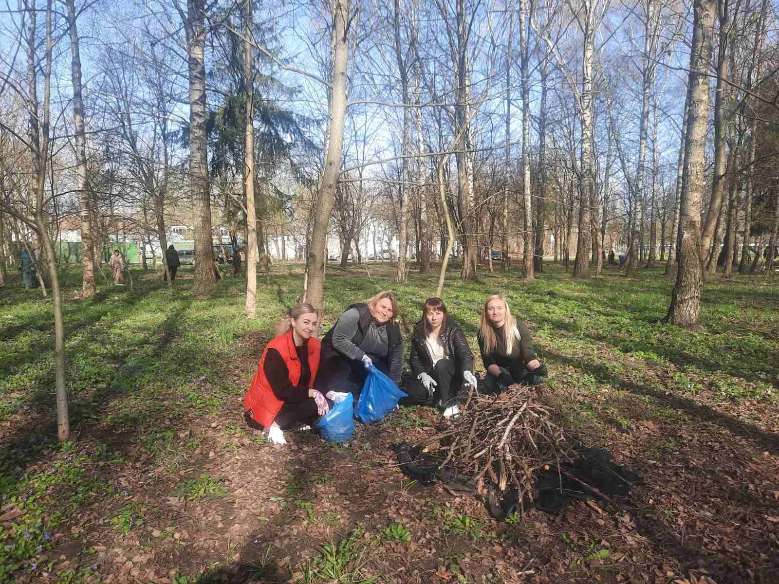 День благоустрою: комунальники та працівники міськради вийшли на прибирання