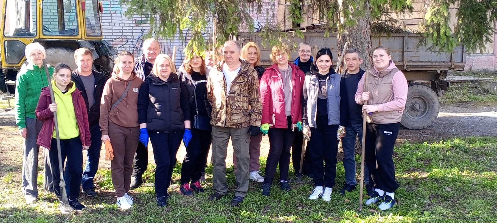 День благоустрою: комунальники та працівники міськради вийшли на прибирання