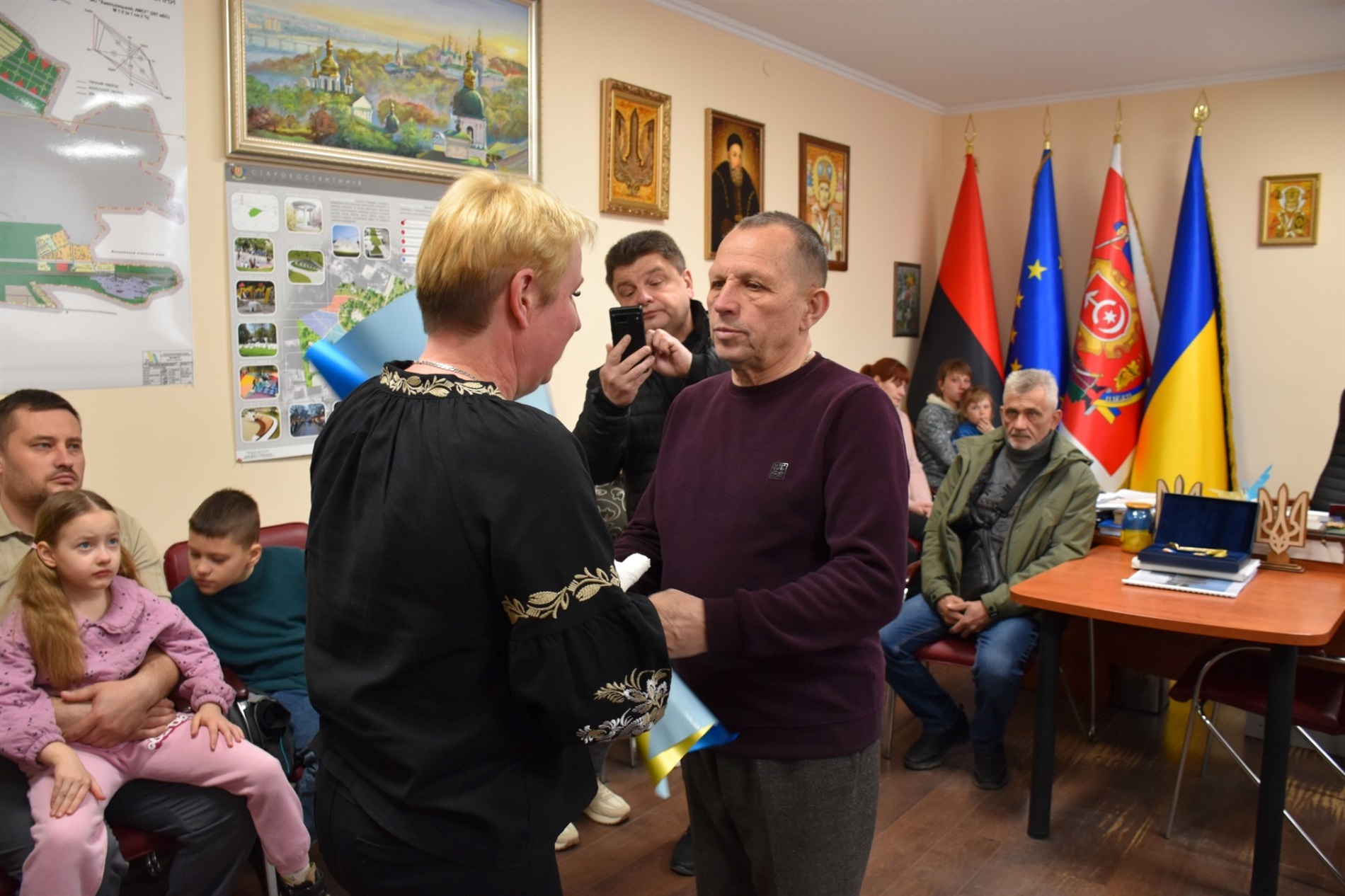 У Старокостянтинівській громаді вручили державні нагороди Захисникам України та їхнім родинам