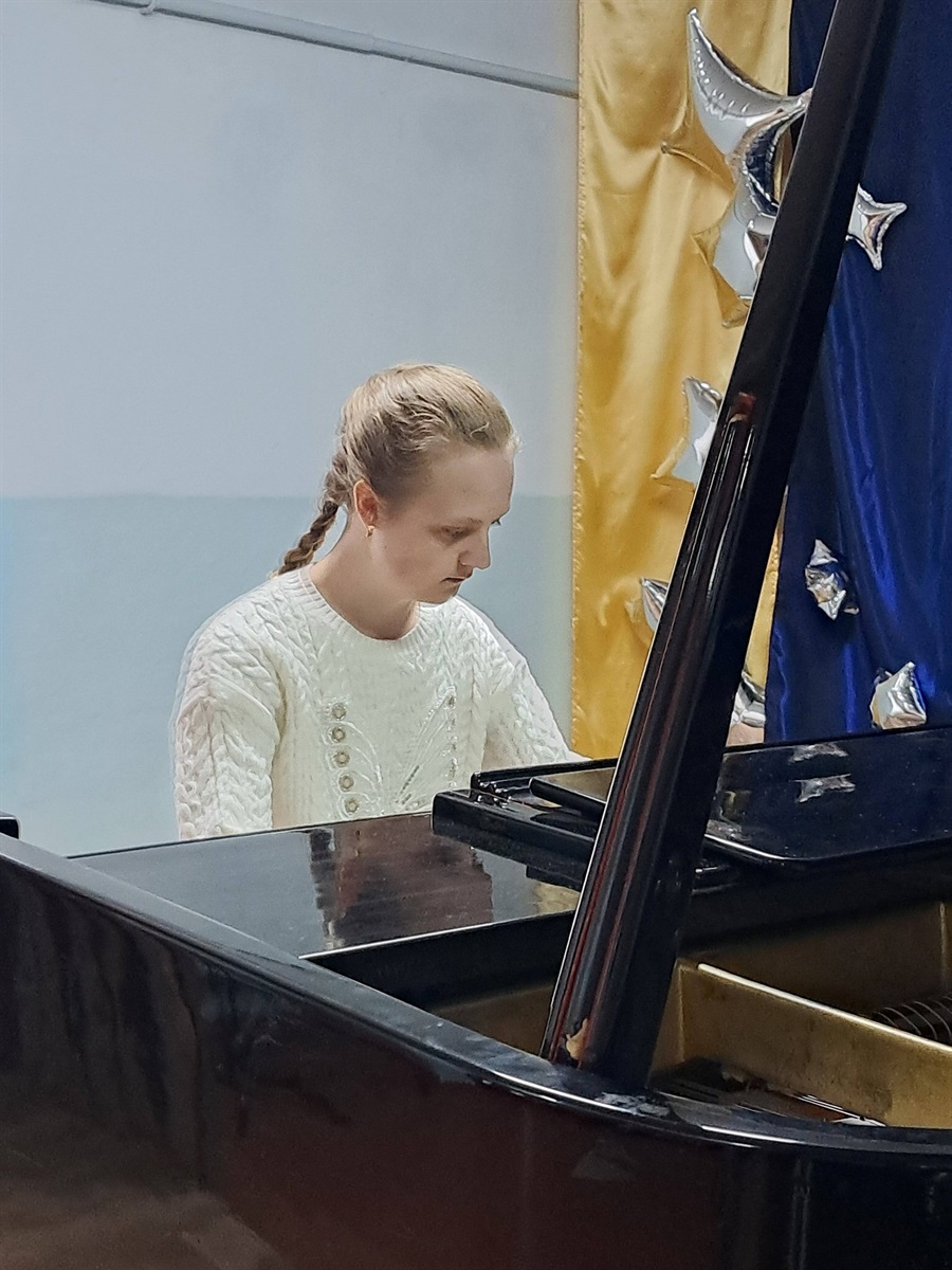Від дитячих мініатюр до камерної глибини: у Старокостянтинові відбувся концерт фортепіанної музики