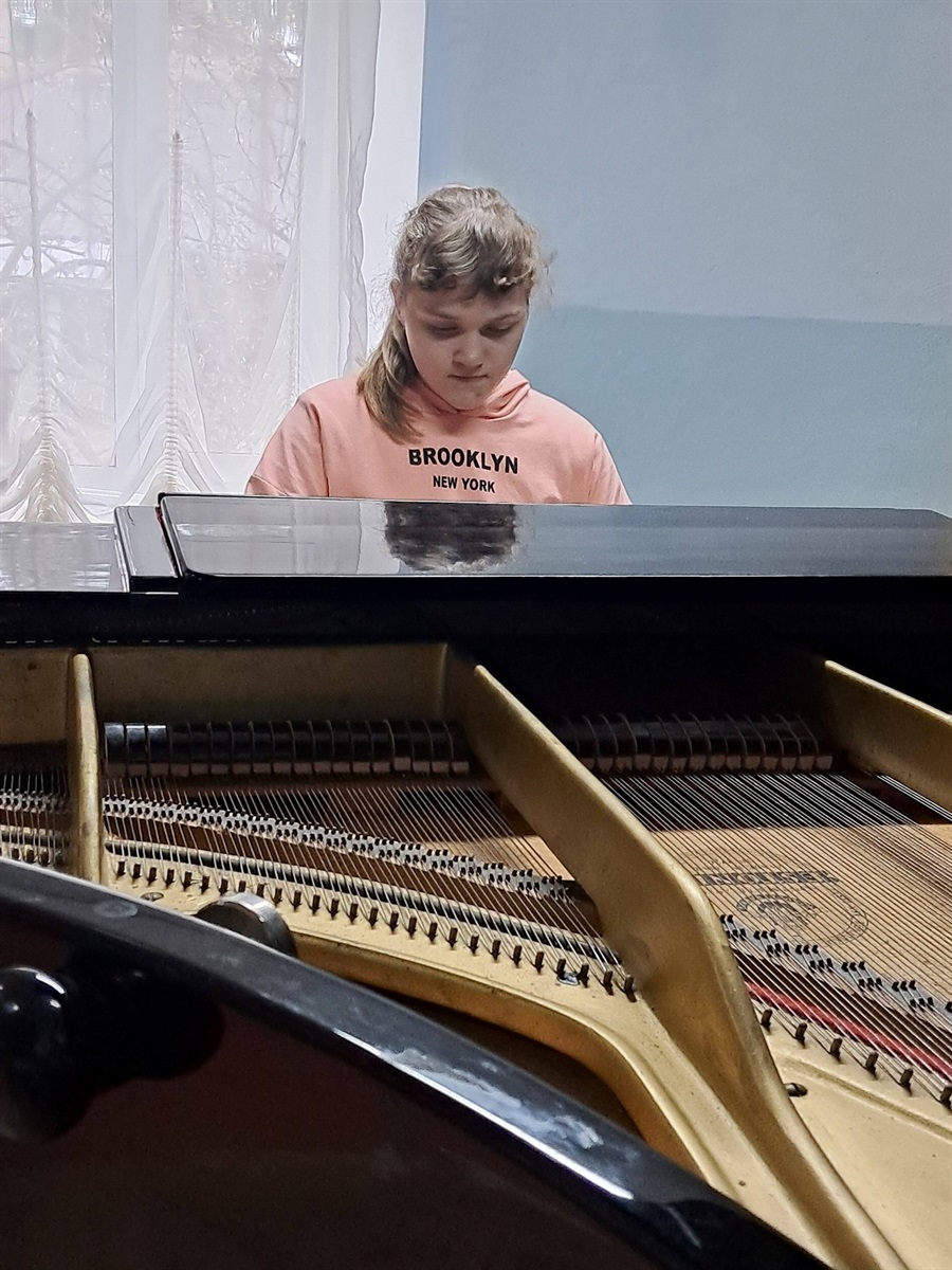 Від дитячих мініатюр до камерної глибини: у Старокостянтинові відбувся концерт фортепіанної музики