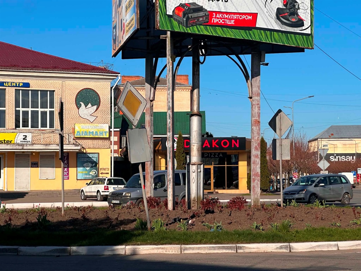 За лаштунками краси: хто щодня робить Старокостянтинів квітучим