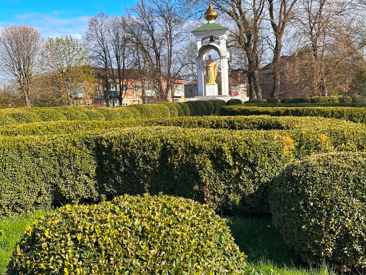 За лаштунками краси: хто щодня робить Старокостянтинів квітучим
