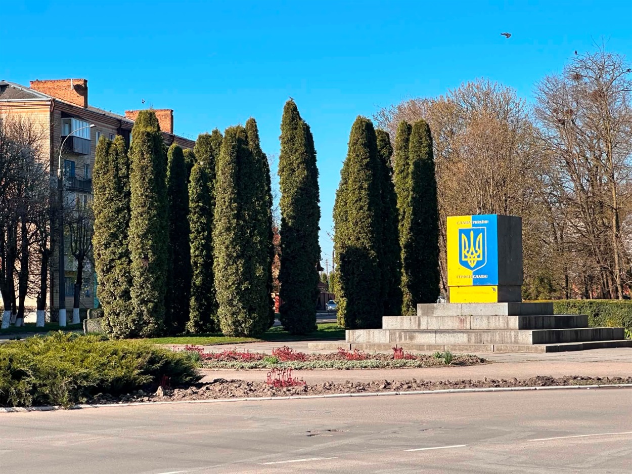 За лаштунками краси: хто щодня робить Старокостянтинів квітучим