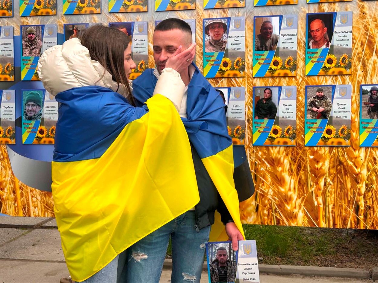 У Старокостянтинові вперше звільнений з полону військовий зняв свій портрет з Алеї Незламних