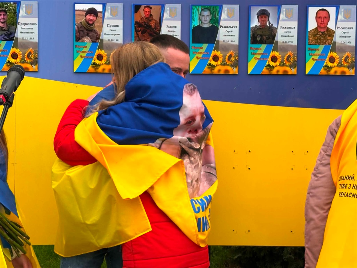 У Старокостянтинові вперше звільнений з полону військовий зняв свій портрет з Алеї Незламних