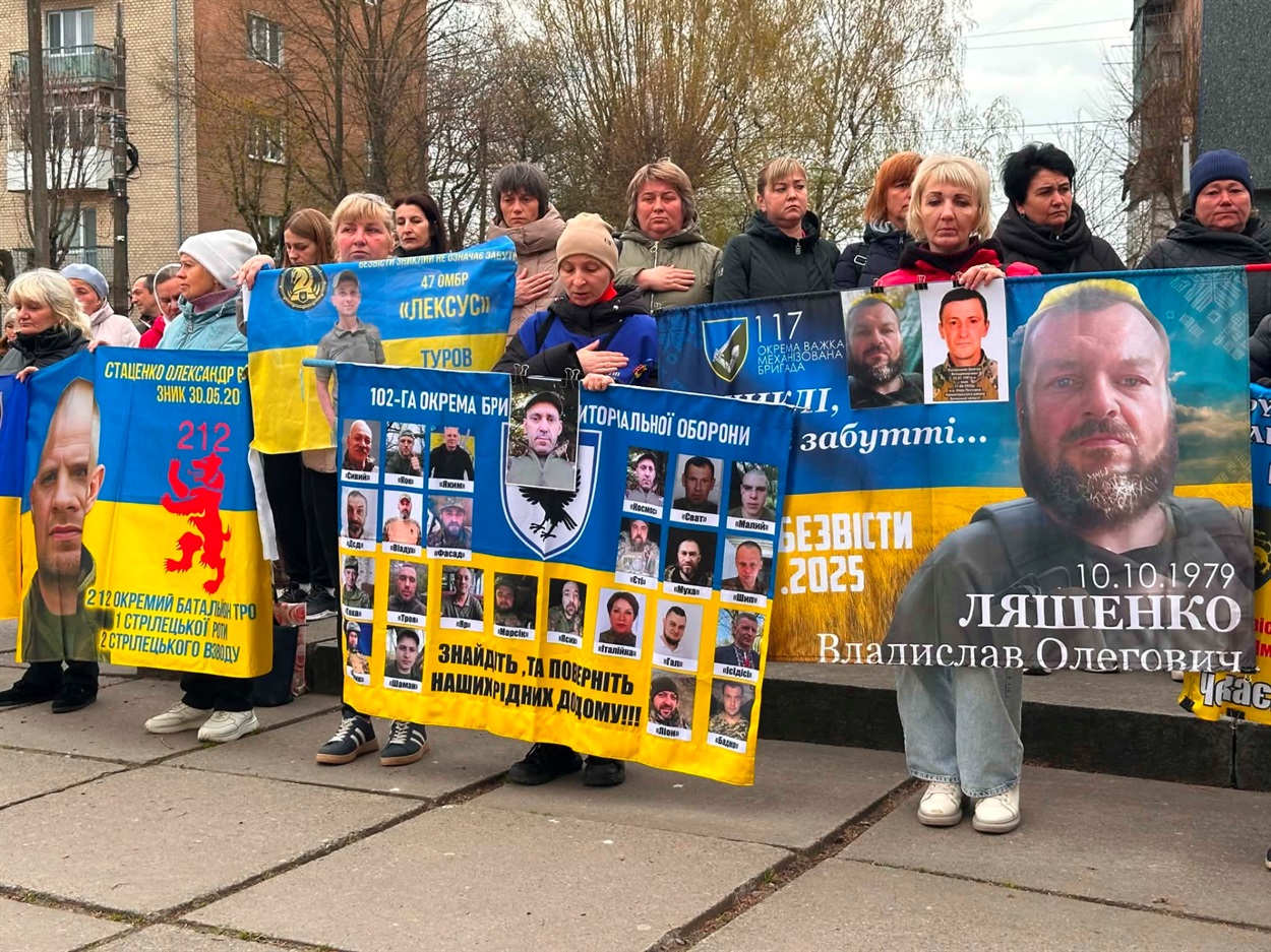 У Старокостянтинові вперше звільнений з полону військовий зняв свій портрет з Алеї Незламних