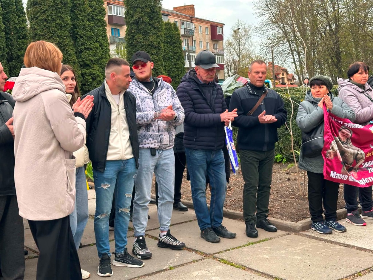 У Старокостянтинові вперше звільнений з полону військовий зняв свій портрет з Алеї Незламних