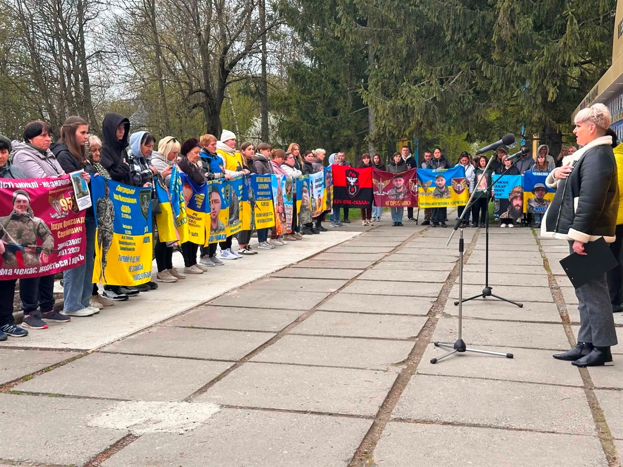 У Старокостянтинові вперше звільнений з полону військовий зняв свій портрет з Алеї Незламних