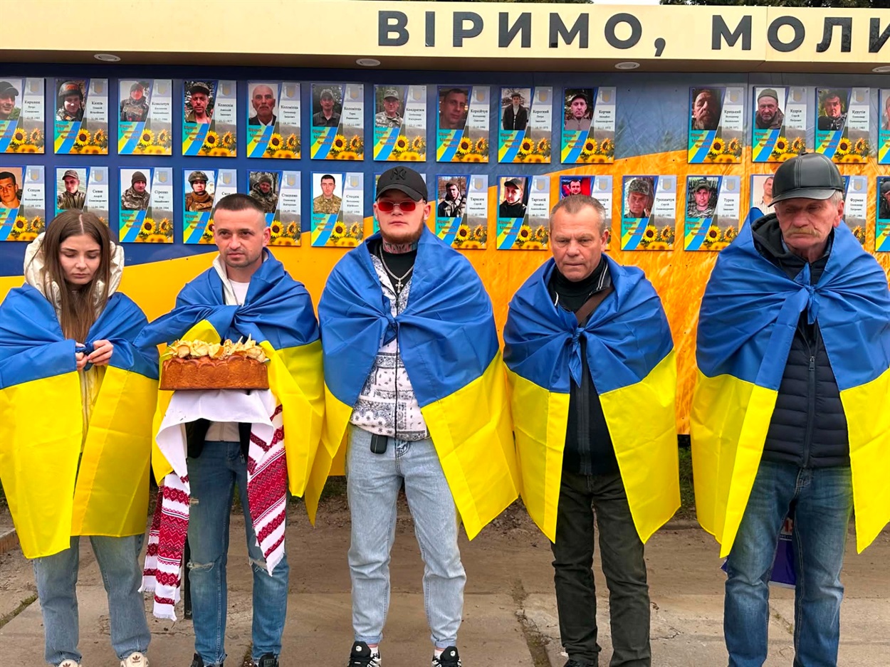 У Старокостянтинові вперше звільнений з полону військовий зняв свій портрет з Алеї Незламних