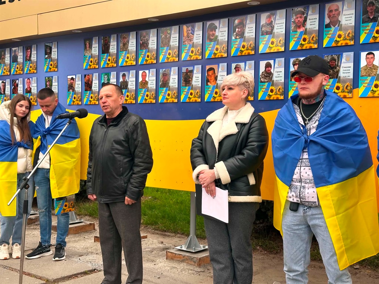 У Старокостянтинові вперше звільнений з полону військовий зняв свій портрет з Алеї Незламних