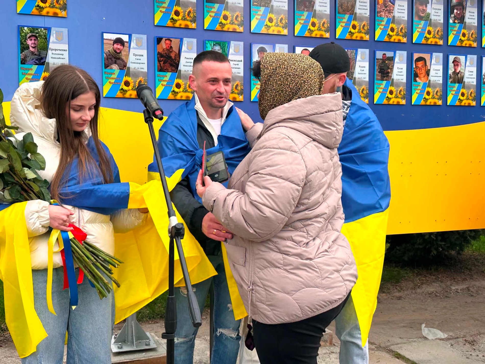 У Старокостянтинові вперше звільнений з полону військовий зняв свій портрет з Алеї Незламних
