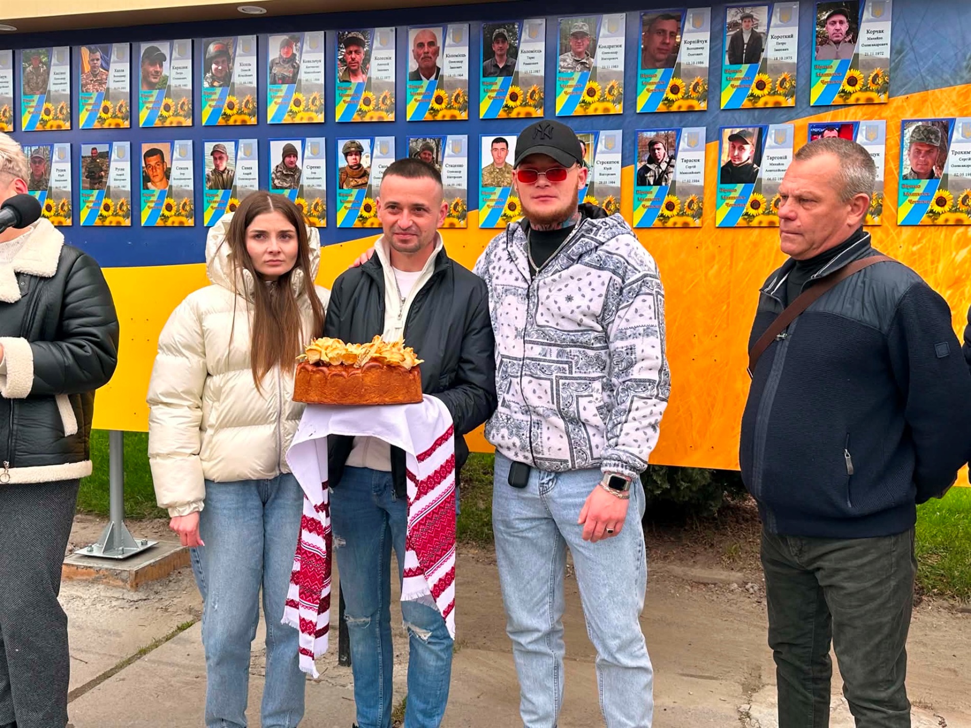 У Старокостянтинові вперше звільнений з полону військовий зняв свій портрет з Алеї Незламних