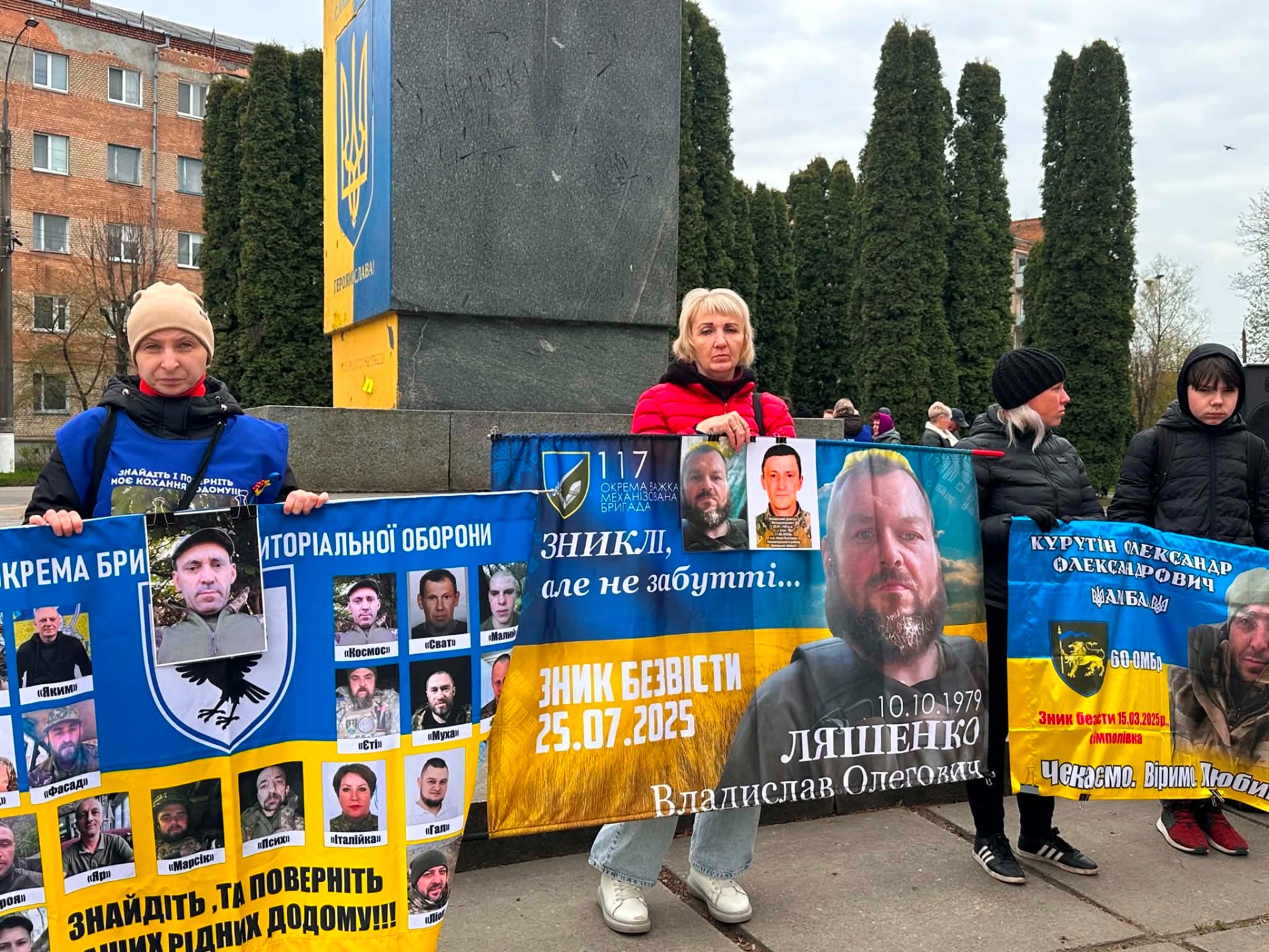 У Старокостянтинові вперше звільнений з полону військовий зняв свій портрет з Алеї Незламних