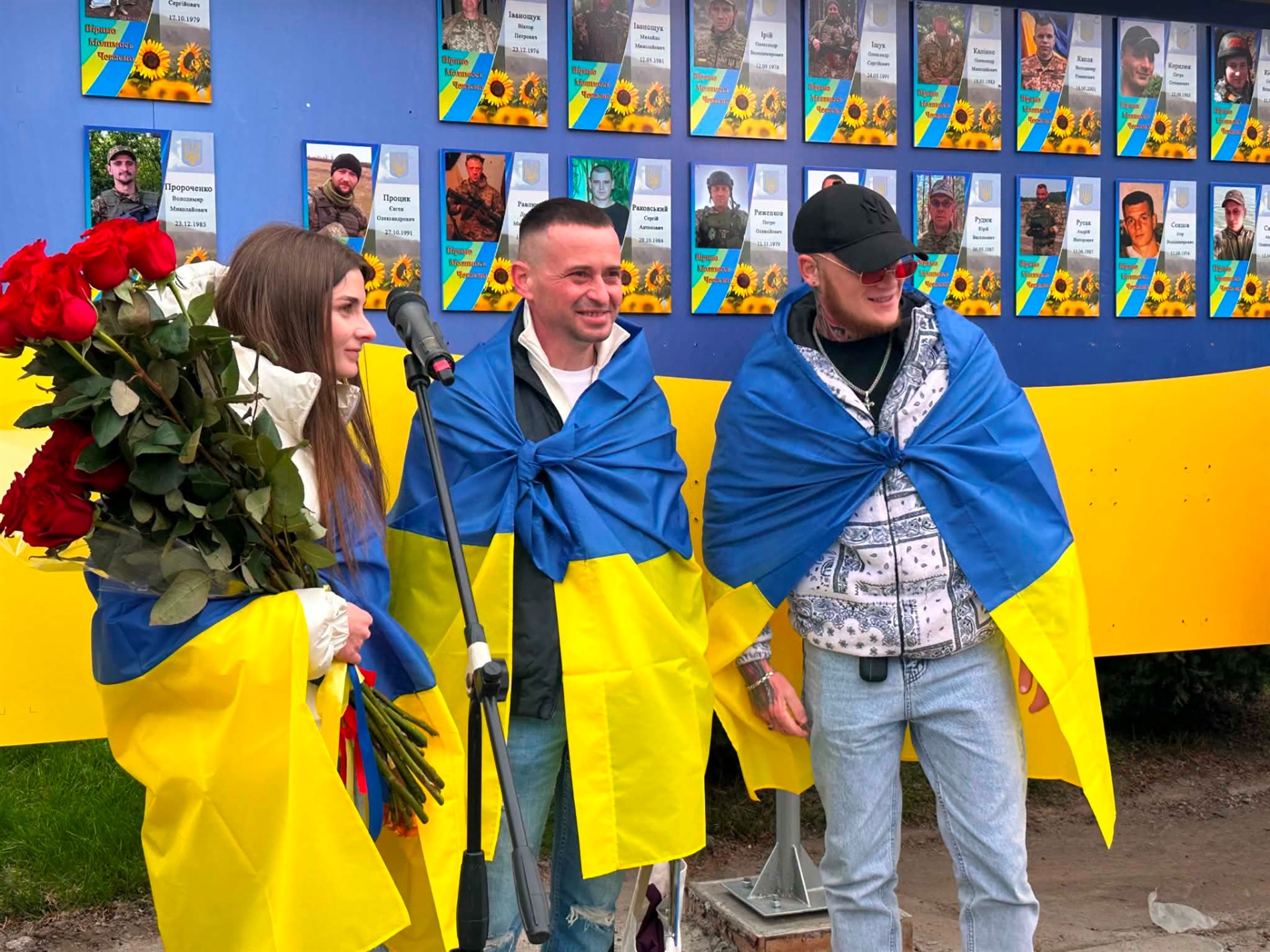 У Старокостянтинові вперше звільнений з полону військовий зняв свій портрет з Алеї Незламних