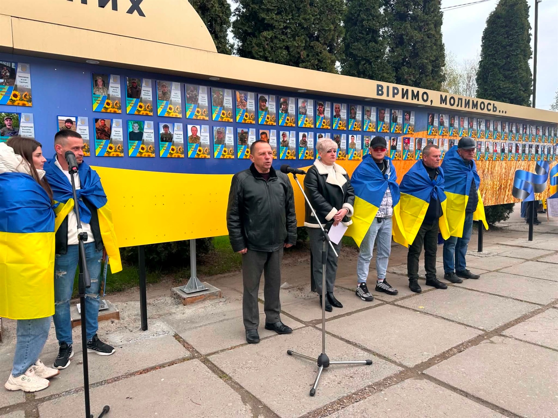 У Старокостянтинові вперше звільнений з полону військовий зняв свій портрет з Алеї Незламних