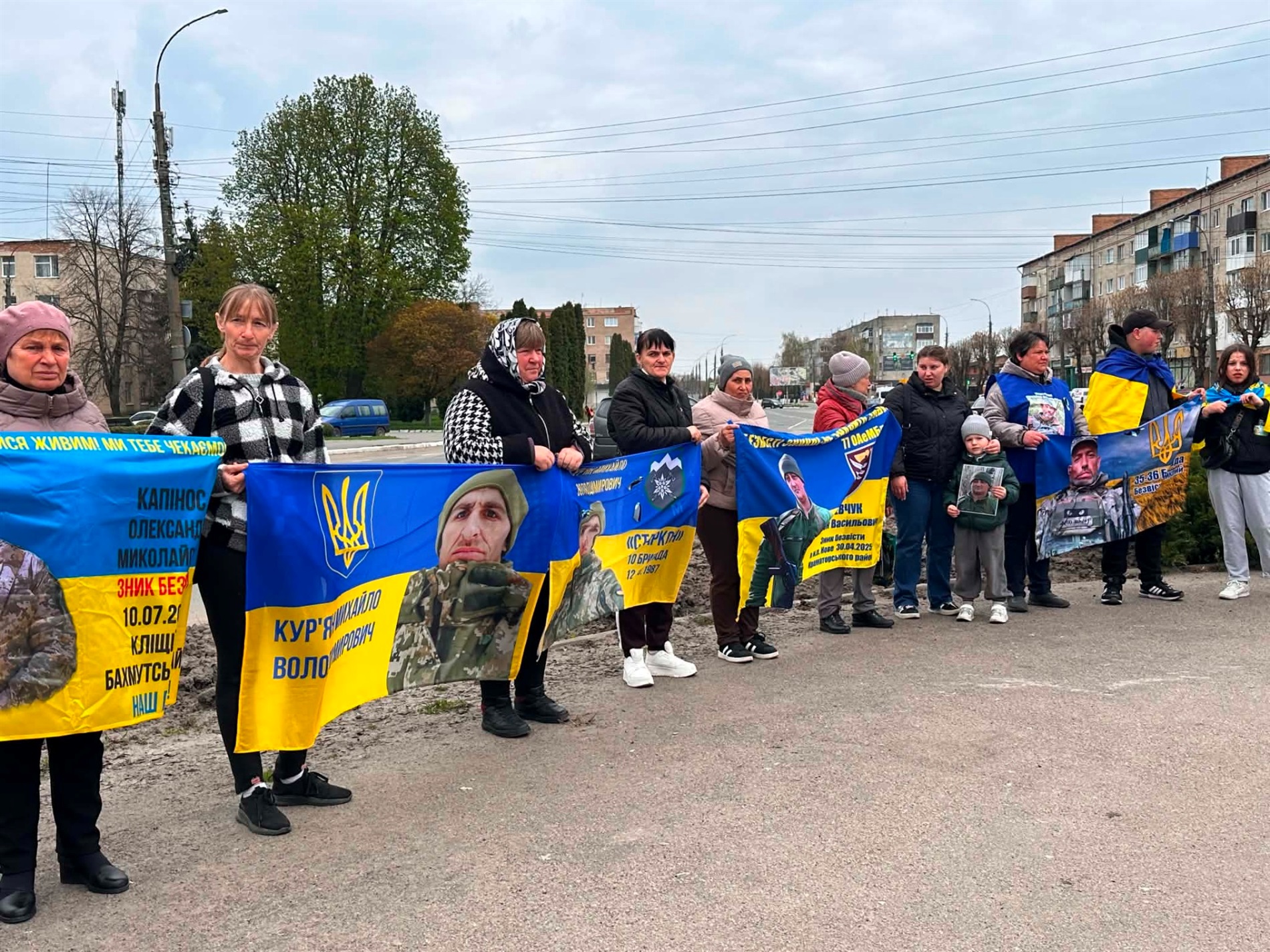 У Старокостянтинові вперше звільнений з полону військовий зняв свій портрет з Алеї Незламних