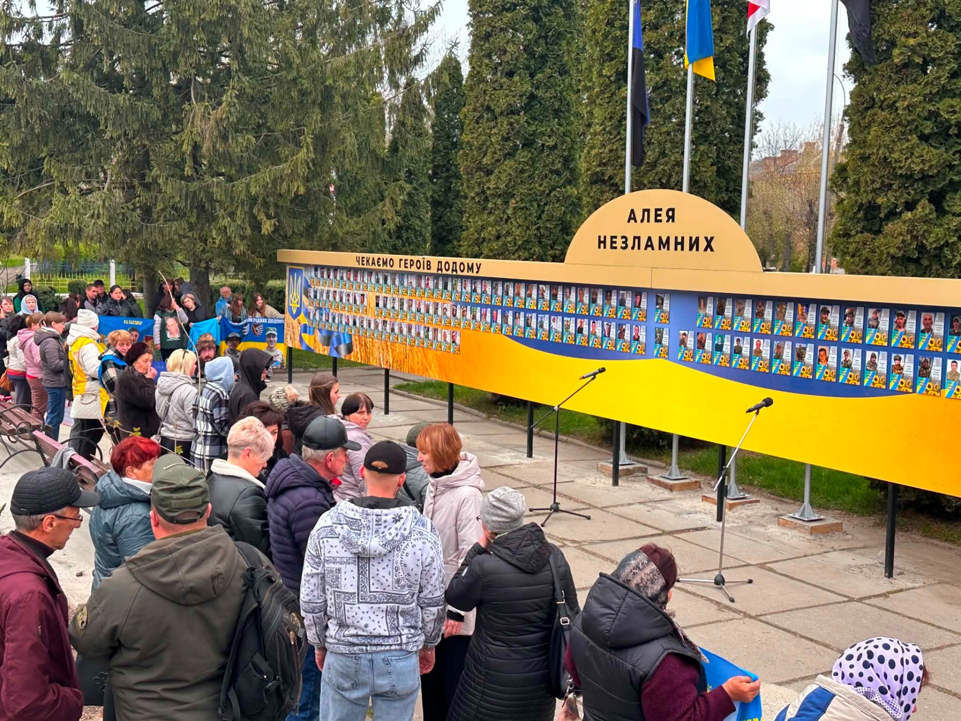 У Старокостянтинові вперше звільнений з полону військовий зняв свій портрет з Алеї Незламних