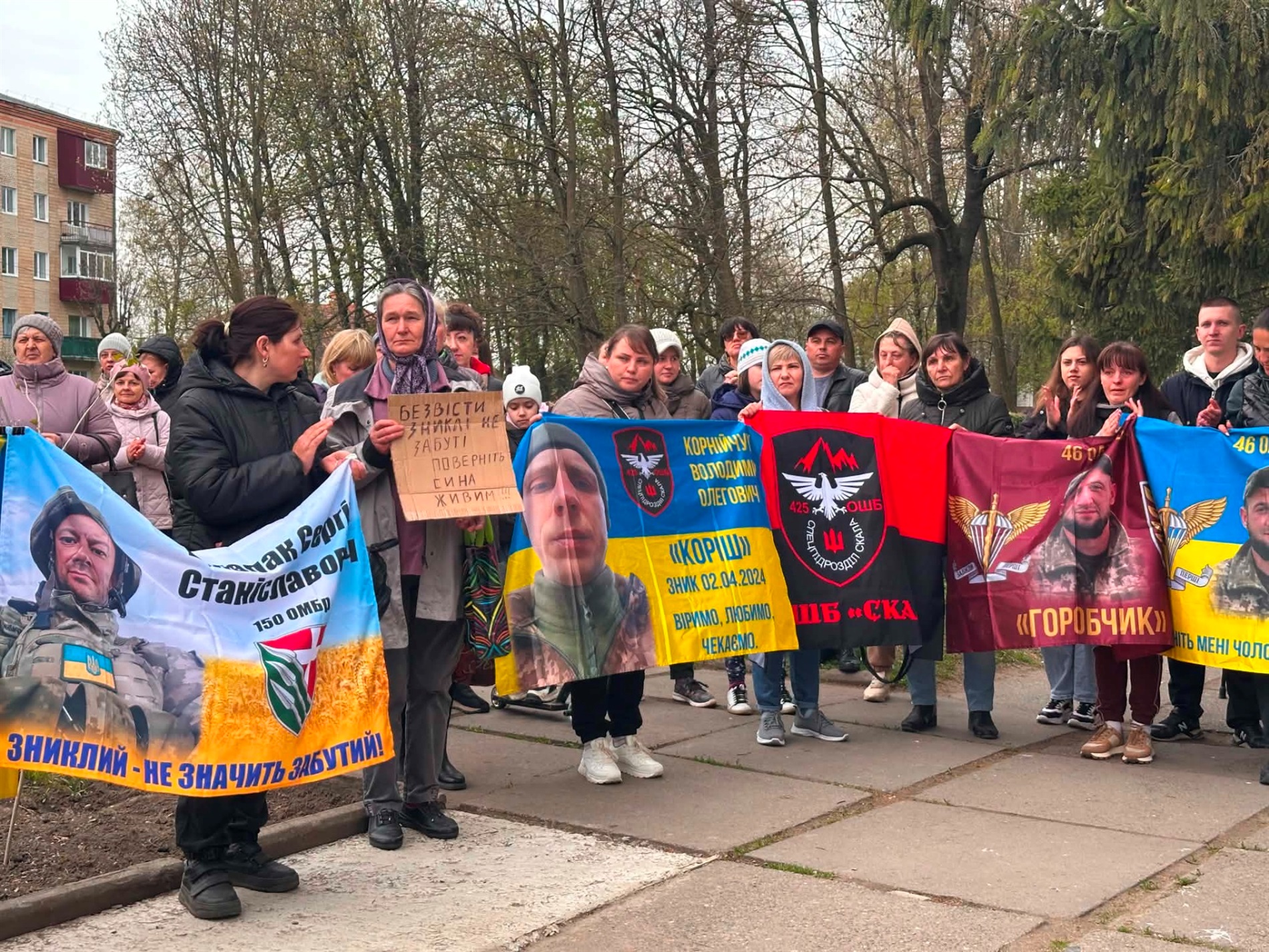 У Старокостянтинові вперше звільнений з полону військовий зняв свій портрет з Алеї Незламних