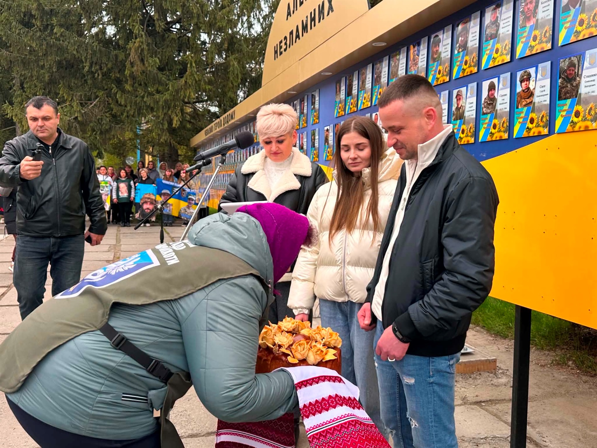 У Старокостянтинові вперше звільнений з полону військовий зняв свій портрет з Алеї Незламних