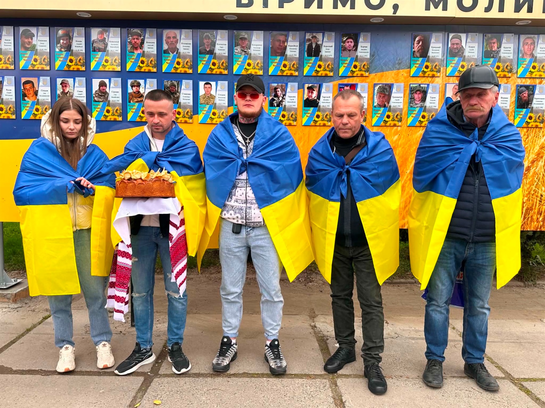 У Старокостянтинові вперше звільнений з полону військовий зняв свій портрет з Алеї Незламних