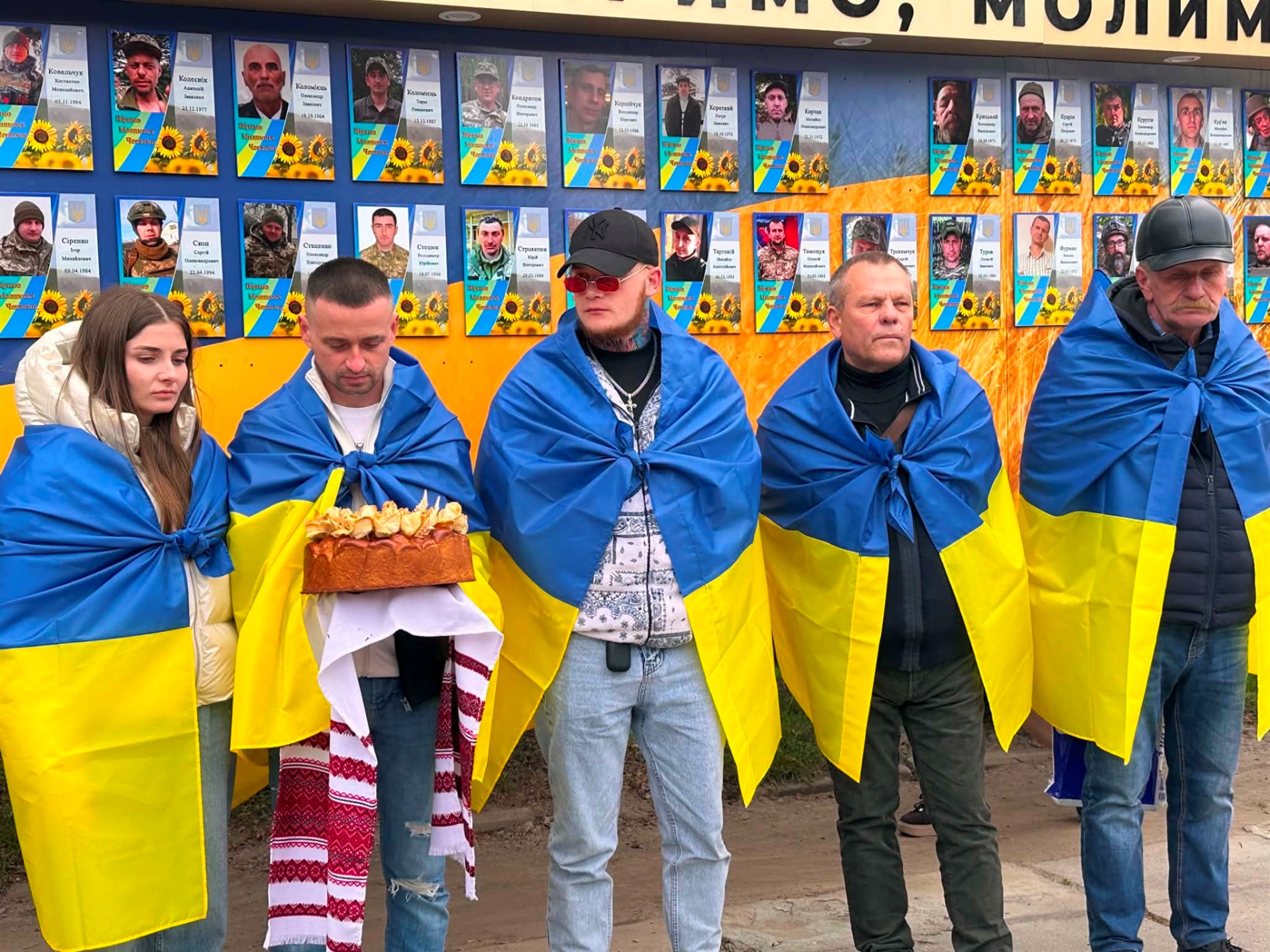 У Старокостянтинові вперше звільнений з полону військовий зняв свій портрет з Алеї Незламних