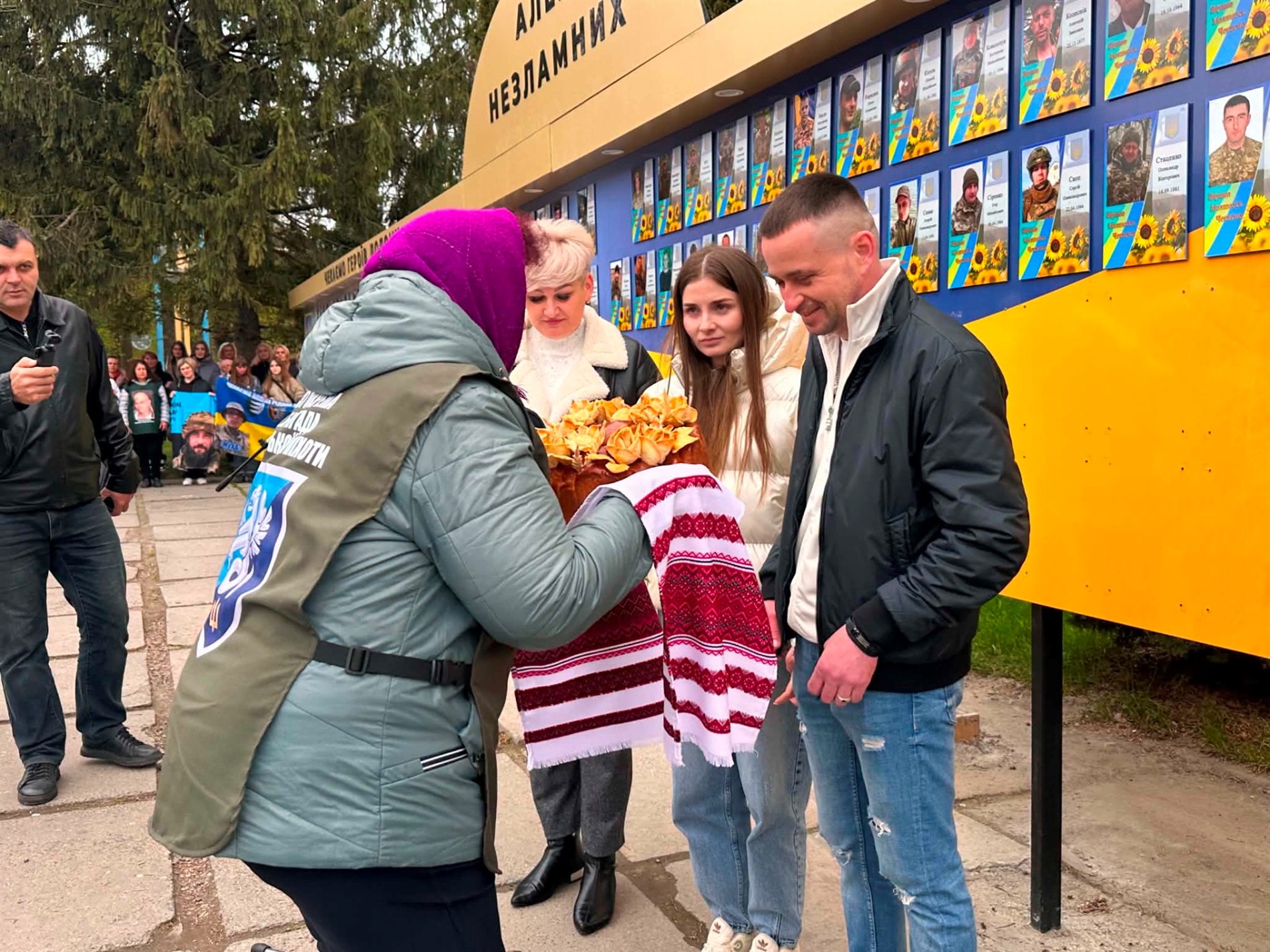У Старокостянтинові вперше звільнений з полону військовий зняв свій портрет з Алеї Незламних