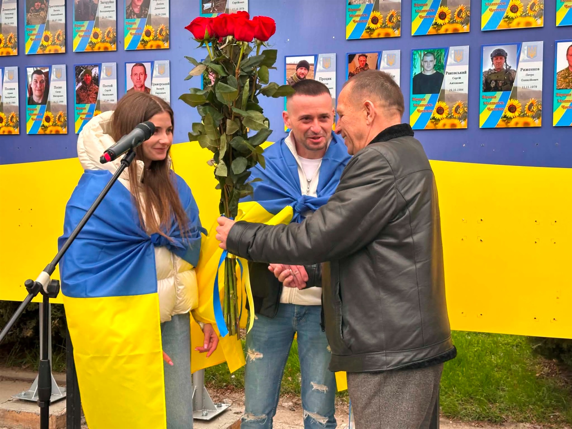 У Старокостянтинові вперше звільнений з полону військовий зняв свій портрет з Алеї Незламних