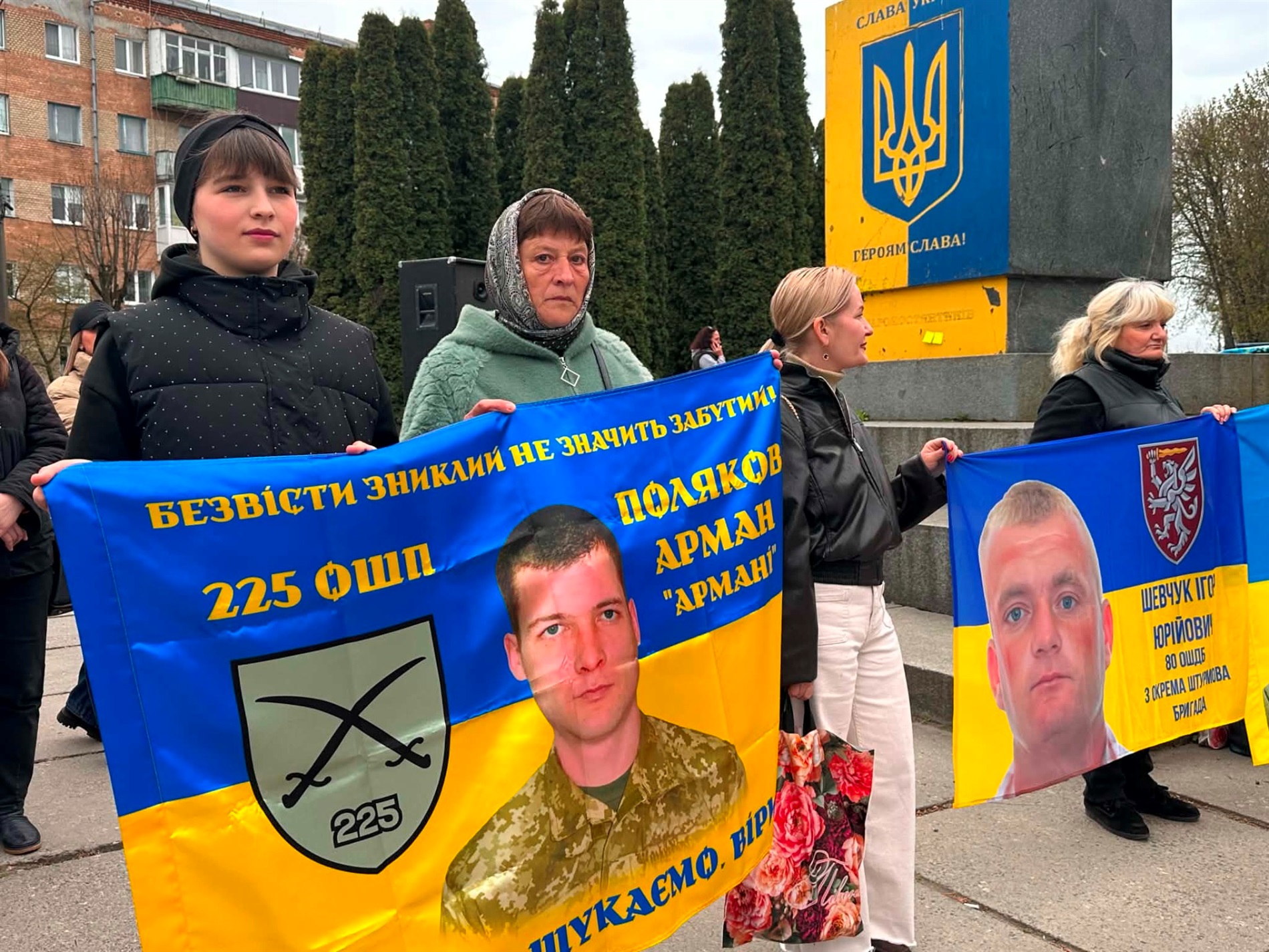 У Старокостянтинові вперше звільнений з полону військовий зняв свій портрет з Алеї Незламних