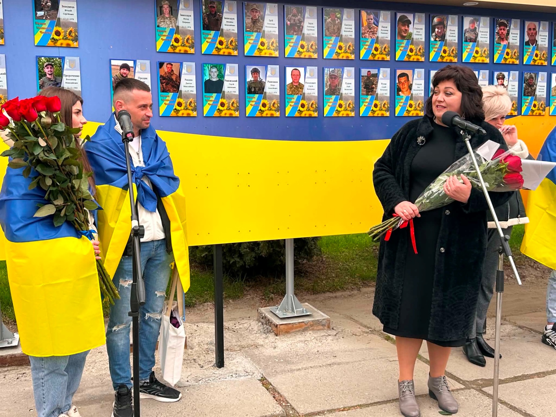 У Старокостянтинові вперше звільнений з полону військовий зняв свій портрет з Алеї Незламних