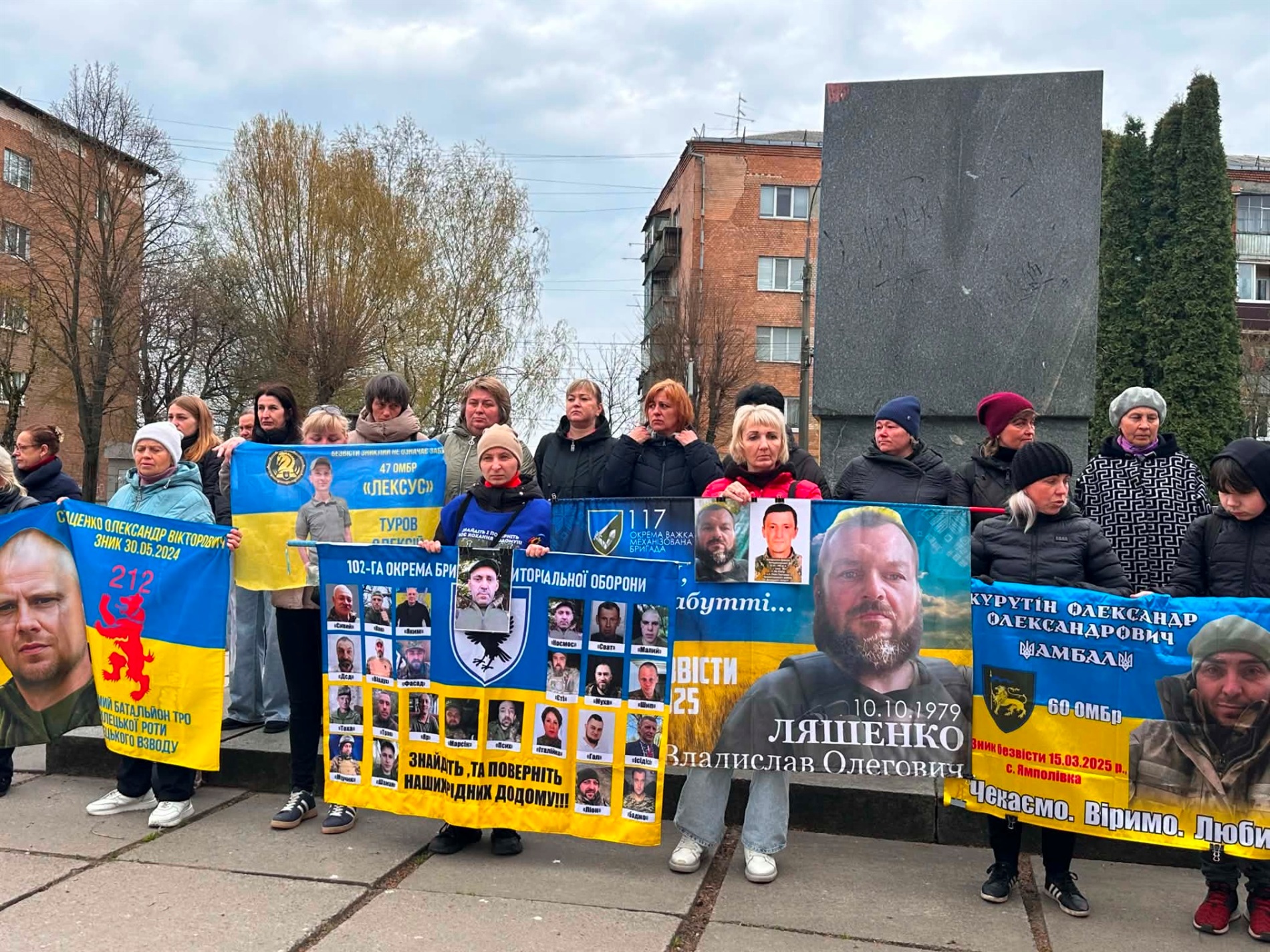 У Старокостянтинові вперше звільнений з полону військовий зняв свій портрет з Алеї Незламних