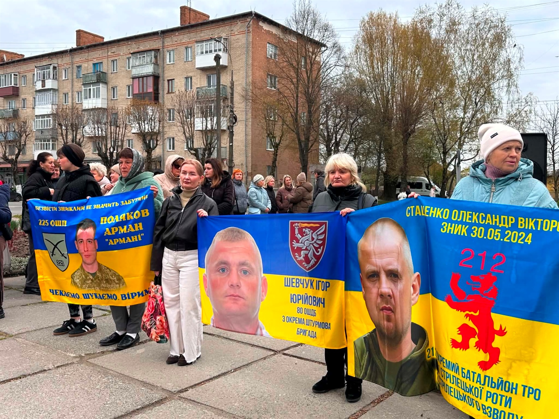 У Старокостянтинові вперше звільнений з полону військовий зняв свій портрет з Алеї Незламних