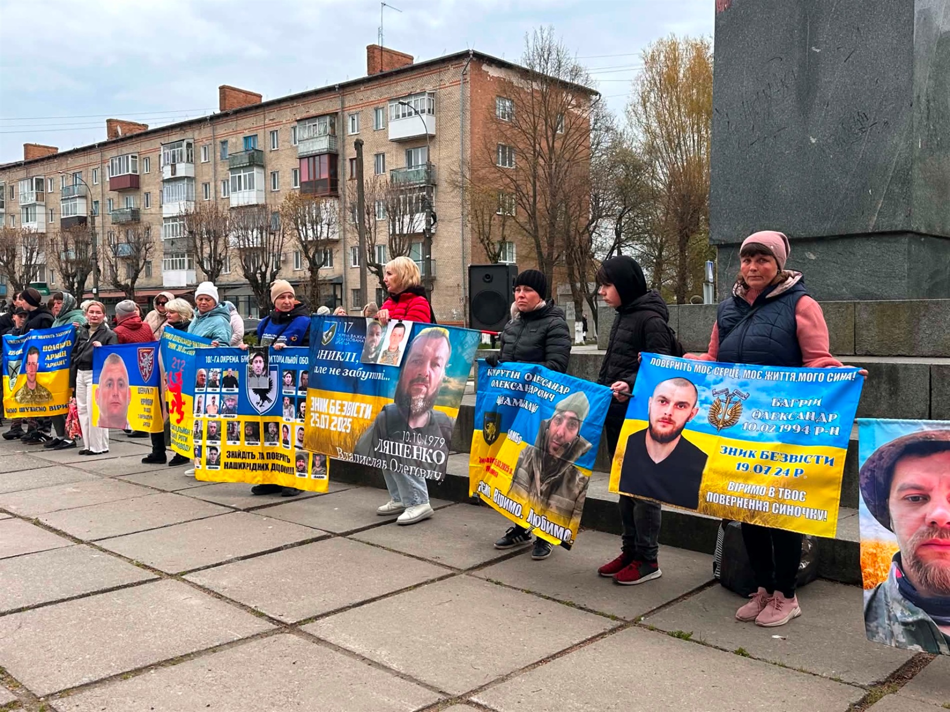 У Старокостянтинові вперше звільнений з полону військовий зняв свій портрет з Алеї Незламних