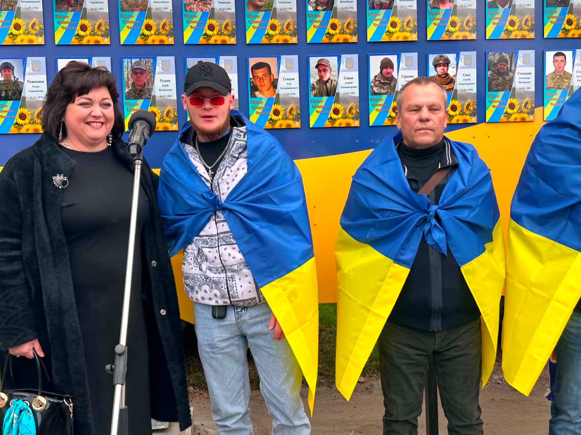 У Старокостянтинові вперше звільнений з полону військовий зняв свій портрет з Алеї Незламних